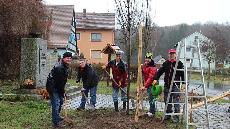 Das Team der Dorfgemeinschaft Ailsbach will künftig auch die Neupflanzungen bewässern. Im Bild von links: Wolfgang Thoma, Renate Heimann, Karl Zink, Joachim Schneider und Harald Kaiser