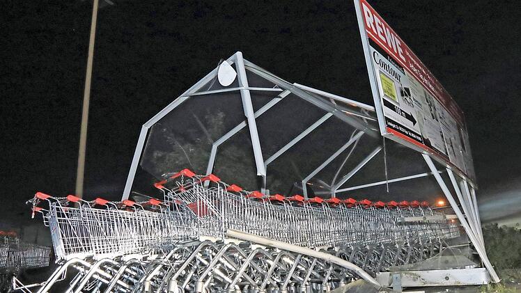 In diesen Unterstand krachte der Wagen. Foto: NEWS5/Merzbach