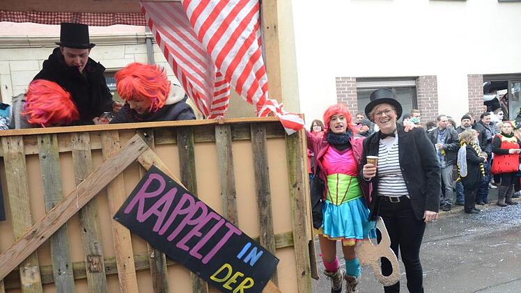 Fast tausend Teilnehmer mit Gruppen und Motivwagen waren in Rothenkirchen dabei.Karl-Heinz Hofmann