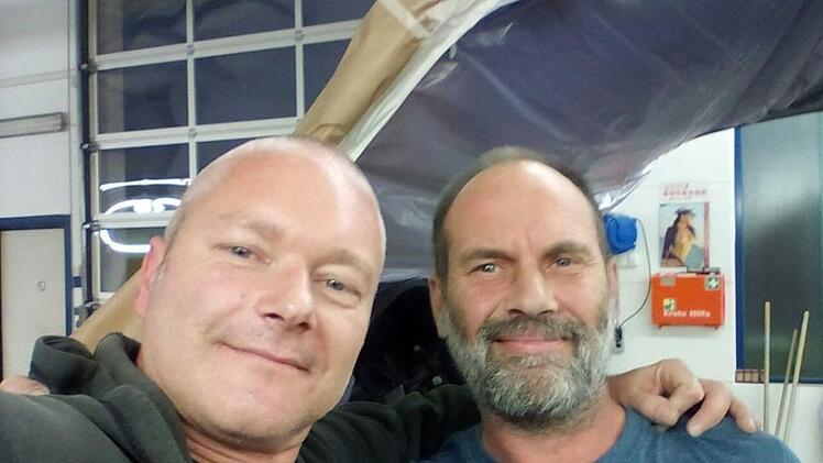 Erst blau, dann rot: Die beiden oberen Fotos zeigen, wie sich der Pritschenwagen in ein Feuerwehrauto verwandelt hat. Jochen Schulz (links) war der Hauptorganisator für das Umbauprojekt, Friedrich Insenhöfer (rechts) stand ihm neben anderen Aktiven zur Seite.  Fotos: privat
