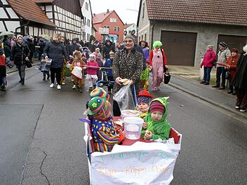Mit viel  Humor trotzten in Ebing auch die Kleinsten dem Wetter.Renate Neubecker