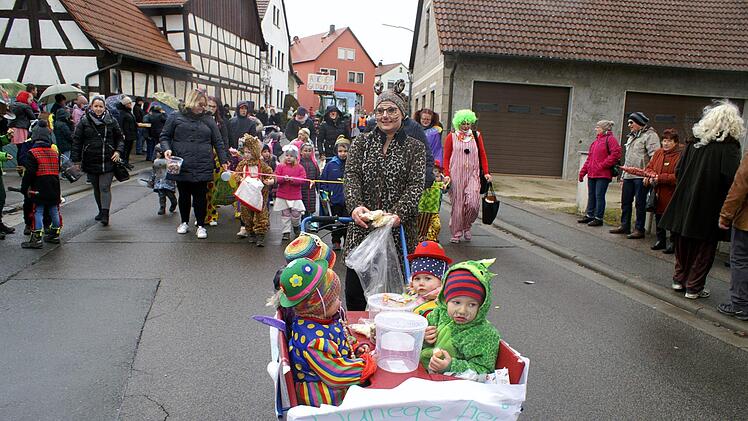 Mit viel  Humor trotzten in Ebing auch die Kleinsten dem Wetter.Renate Neubecker