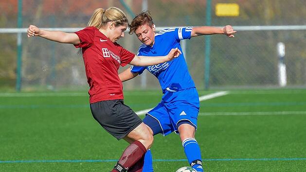 Gegen Heike Börder (links) und den SV Hetzles reicht es für Sarah Weber und den ASV Weisendorf nicht für einen Punktgewinn. Foto: Picturedreams