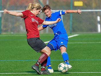 Gegen Heike Börder (links) und den SV Hetzles reicht es für Sarah Weber und den ASV Weisendorf nicht für einen Punktgewinn. Foto: Picturedreams