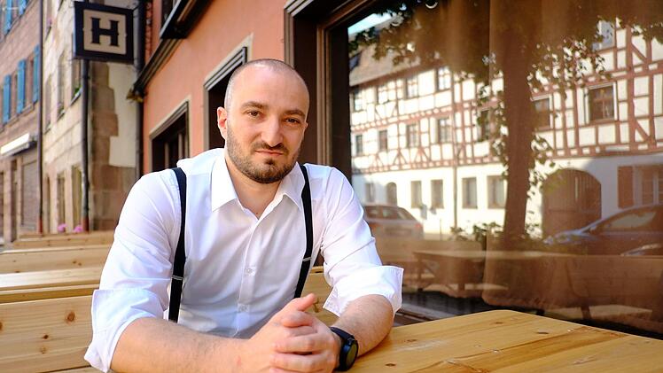 Yordan Enchev vor seiner Herrengedeck-Bar: Hier gibt es auch gemütliche Außenplätze mit Bierbänken. Foto: Nikolas Pelke