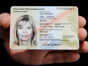 Personalausweise im ScheckkartenformatFoto: Angelika Warmuth/dpa
