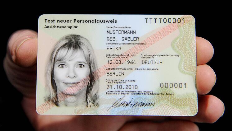Personalausweise im ScheckkartenformatFoto: Angelika Warmuth/dpa