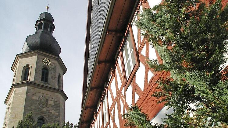 Unter dem Schutz des heiligen Andreas steht die Markgrafenkirche in Seibelsdorf. Andreaskreuze schmücken das Fachwerk des stattlichen Pfarrhauses.