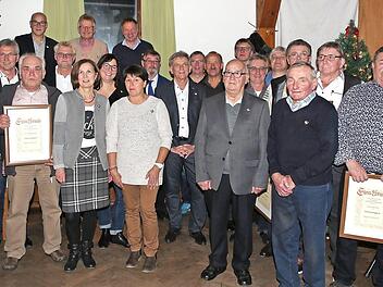 Über 30 Mitglieder hatte der SV Heilgersdorf eingeladen, um ihnen Ehrungen für 25, 40, 50, 60 und 65 Jahre Vereinszugehörigkeit zu überreichen oder sie zu neuen Ehrenmitgliedern zu ernennen. Zu den vom Vorsitzenden Udo Scharpf und Ehrenamtsbeauftragten Ralf Popp (von links) Ausgezeichneten gehören auch (vorne, von rechts) "Tausendsassa" Manfred Nitsche und Förderer Edwin Ois (beide Ehrenmitglied) sowie die "Urgesteine" Rudolf Kilian (60 Jahre) und Karl Öckler (65 Jahre).  Foto: Bettina Knauth