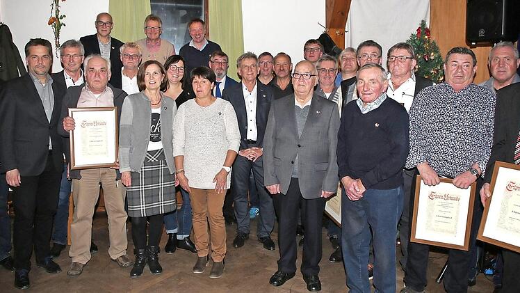 Über 30 Mitglieder hatte der SV Heilgersdorf eingeladen, um ihnen Ehrungen für 25, 40, 50, 60 und 65 Jahre Vereinszugehörigkeit zu überreichen oder sie zu neuen Ehrenmitgliedern zu ernennen. Zu den vom Vorsitzenden Udo Scharpf und Ehrenamtsbeauftragten Ralf Popp (von links) Ausgezeichneten gehören auch (vorne, von rechts) "Tausendsassa" Manfred Nitsche und Förderer Edwin Ois (beide Ehrenmitglied) sowie die "Urgesteine" Rudolf Kilian (60 Jahre) und Karl Öckler (65 Jahre).  Foto: Bettina Knauth