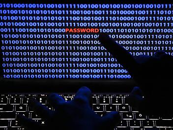 Mit falschen Links in  SMS locken Betrüger ihre Opfer in Abofallen. Symbolfoto: Oliver Berg/dpa