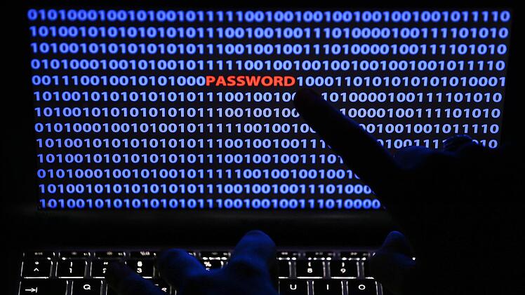 Mit falschen Links in  SMS locken Betrüger ihre Opfer in Abofallen. Symbolfoto: Oliver Berg/dpa