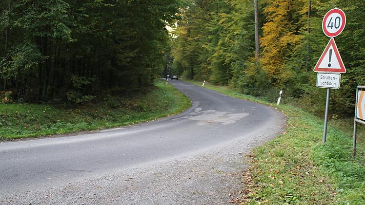 Die Gemarkungsgrenze auf der Ortsverbindungsstraße Schlimpfhof - Poppenroth verläuft genau in einer 90 Grad-Kurve. Foto: Hilmar Ruppert