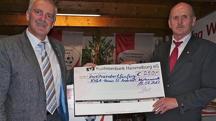 Im Namen der Spielvereinigung überreichte Vorsitzender Peter Koch (r.) einen Spendenscheck an Bürgermeister Jürgen Karle.