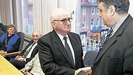 Landrat Eberhard Irlinger überreichte Richard Tille 2002 das Bundesverdienstkreuz.  Foto: Martin Utz (Archiv)