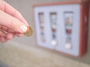 Für 20 Cent sind Süßigkeiten aus dem Automaten auszulösen. Foto: Marian Hamacher