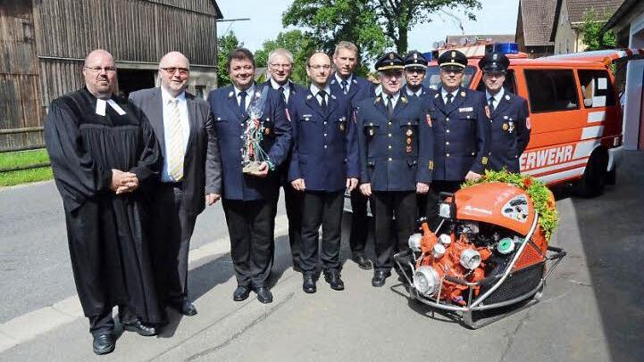 Bei der Segnungsfeier für das neue Feuerwehrauto und die Tragkraftspritze bei der FF Gössersdorf. Von links: Pfarrer Christian Schmidt, Bürgermeister Egon Herrmann, Kommandant Peter Heuschmann, Kreisbrandrat Joachim Ranzenberger (Vierter von rechts) und weitere Vertreter  Foto: K.- H. Hofmann