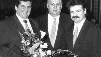 Glückwünsche für den neuen Landrat Klaus Peter Söllner nach der Wahl 1996: in der Mitte sein Vorgänger Herbert Hofmann, links Gegenkandidat Erhard Hildner von der CSU. Foto: BR-Archiv