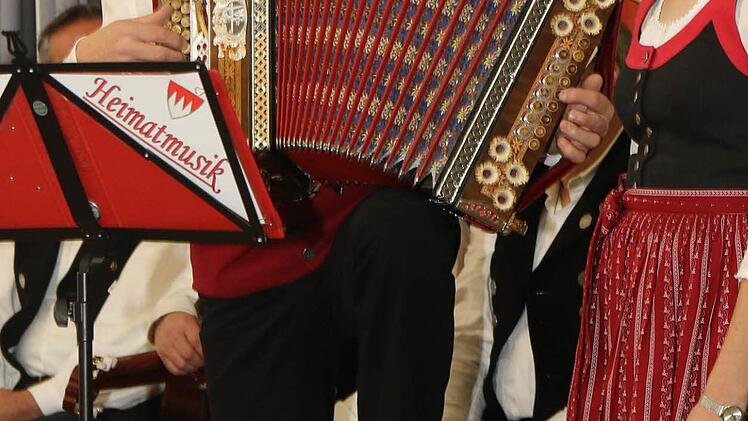 Der traditionellen fränkischen Volksmusik hat sich die "Pommersfeldner Heimatmusik" verschrieben. Otto Deppert begleitet seine Frau auf der Steirischen Harmonika. Foto: Michael Stelzner