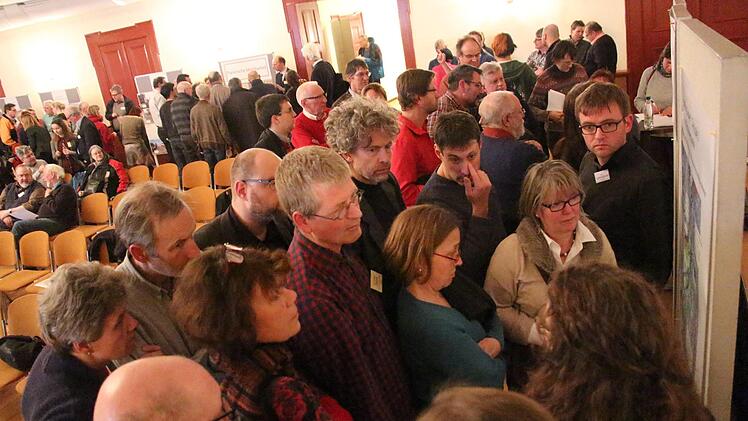 Bei einem "Lokalforum" im Redoutensaal in Erlangen diskutierten Bürger mit Vertretern des Zweckverbands Stadt-Umland-Bahn (StUB) über Varianten der Regnitzquerung. Foto: Christian Bauriedel