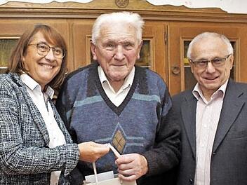 Zum Geburtstag gratulierten Johann Wehr Bürgermeister Helmut Lottes (rechts) und stellvertretende Landrätin Gabriele Klaußner. Foto: Seeger