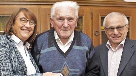 Zum Geburtstag gratulierten Johann Wehr Bürgermeister Helmut Lottes (rechts) und stellvertretende Landrätin Gabriele Klaußner. Foto: Seeger