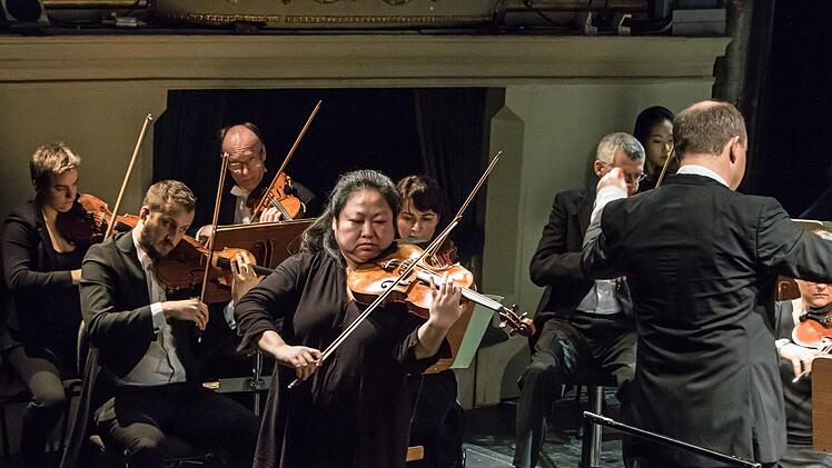 Als Solistin beeindruckte die Bratschistin Zhuo Lu beim Sinfonie des Landestheaters unter der Leitung von Roland Kluttig.Foto: Jochen Berger