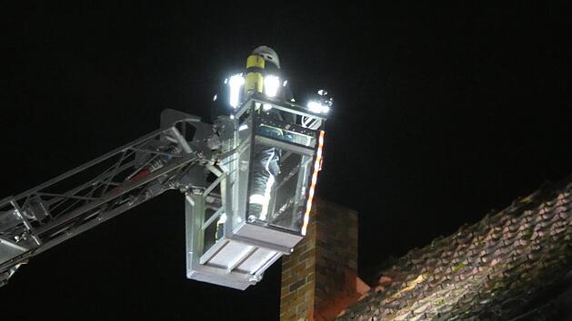 Von au&szlig;en wurden der Schornstein und das Dach kontrolliert. Fotos: Christian Licha