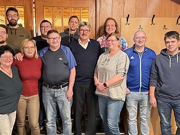 Bürgermeister Stefan Heinlein (r.) und 1. Vorsitzender Gary Krebs (6.v.r.) sind stolz auf die verjüngte Vorstandschaft und deren Zusammenhalt in der Dorfgemeinschaft.