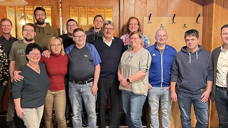 Bürgermeister Stefan Heinlein (r.) und 1. Vorsitzender Gary Krebs (6.v.r.) sind stolz auf die verjüngte Vorstandschaft und deren Zusammenhalt in der Dorfgemeinschaft.