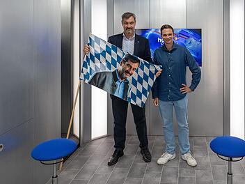 Ein Vier-Augen-Gespräch auf acht Quadratmetern in einem Fahrstuhl: Dem stellen sich Gastgeber Fabian Köster (rechts) und der bayerische Ministerpräsident Markus Söder.