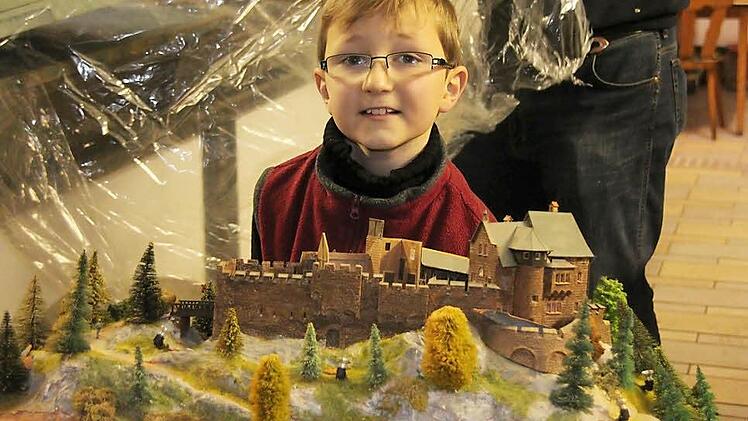 Nicht ganz die Veste, aber Ähnlichkeit lässt sich finden: Die Burg, präsentiert von Tim Finsterer, zierte eine Ecke der großen Modellbahnanlage. Foto: Simone Bastian