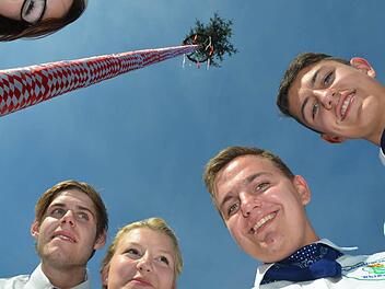 Ein Blick in 20 Meter Höhe verrät, es hat alles wunderbar mit dem Bändertanz geklappt. Freudestrahlende Zechergesichter der Kerwa-Madla und Kerwa-Buben zeugen von Erleichterung. Foto: Karl-Heinz Hofmann