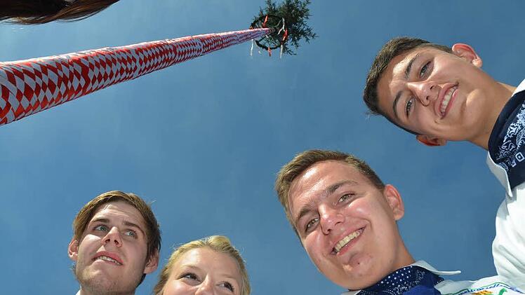 Ein Blick in 20 Meter Höhe verrät, es hat alles wunderbar mit dem Bändertanz geklappt. Freudestrahlende Zechergesichter der Kerwa-Madla und Kerwa-Buben zeugen von Erleichterung. Foto: Karl-Heinz Hofmann