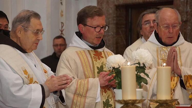 Pater Bonaventura Kohlmann, Provinzial Cornelius Bohl und Pater Dagobert Scharf beten am Altar.