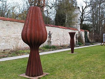 Die im Kleinen Rosengarten aufgestellten Skulpturen "Bocciolo" und "Belladonna" von Herbert Mehler  Foto: Carolin Herrmann