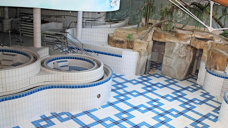 Die Badehalle II wird komplett saniert. Die Whirlpools (links im Bild) bleiben erhalten. Die Grotte (rechts hinten) wird verschwinden, an ihrer Stelle entsteht ein Rückzugsbereich aus lichtdurchlässigem Beton.