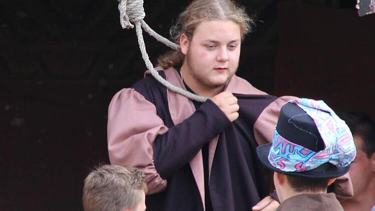 Nicht von Vagabunden aufgeknüpft wird der talentlose Dichter Pierre Gringoire (Max Heuchler), denn Esmeralda heiratet ihn pro forma im letzten Augenblick. Foto: Dieter Britz