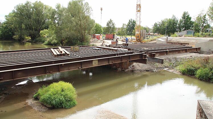 Dieser Tage wird die Unterkonstruktion für die neue Brücke gebaut. Foto: Andreas Dorsch