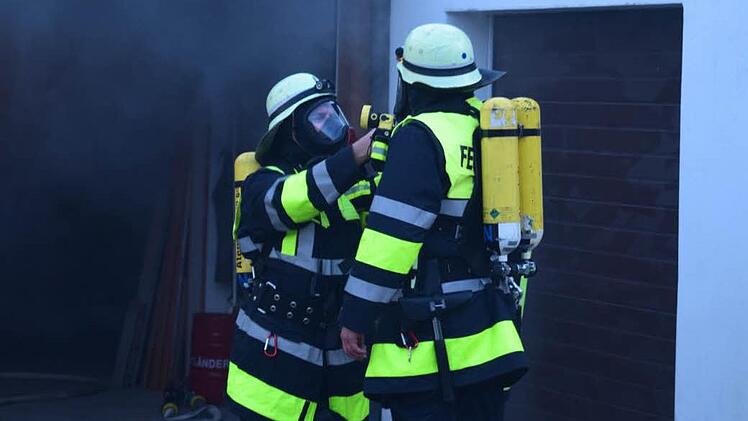 Gegenseitig überprüfen Atemschutzträger die Ausrüstung.Foto: Daniela Pondelicek