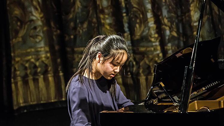 Matinee "Jugend spielt für Jugend" im Landestheater Coburg: You Wei Liu am Klavier.Foto: Jochen Berger