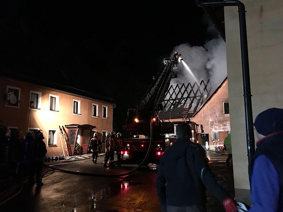 Scheune im Kreis Bayreuth in Flammen: über 100 Tiere vor Flammen gerettet