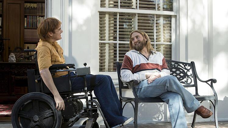 "Don't Worry, He Won't Get Far on Foot": Joaquin Phoenix (links) als  John Callahan und Jonah Hill als Donnie Star im Wettbewerbsbeitrag von Regisseur Gus Van Sant.Amazon Content Services LLC / Scott Patrick Green