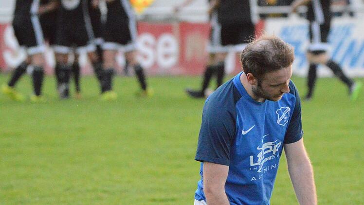Zu oft jubelten am Ende die Gegner der SpVgg Lettenreuth. Hier sinkt Spielertrainer Florian Eberth zu Boden, nachdem die Merkendorfer in der Nachspielzeit den Ausgleich erzielt hatten.  Foto: Gunther Czepera