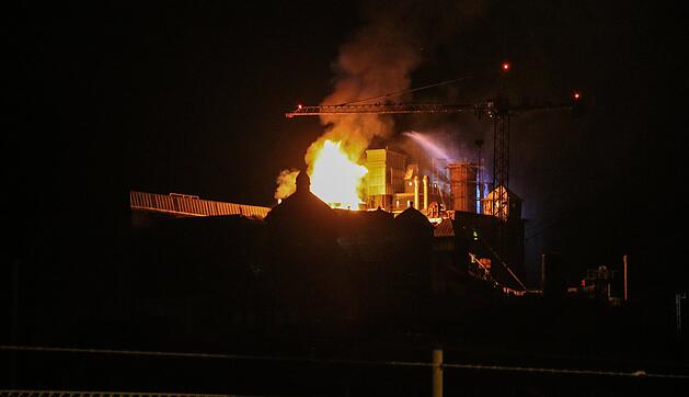 Malzfabrik Weyermann in Bamberg in Flammen: Einsatzkräfte kämpfen stundenlang gegen das Feuer