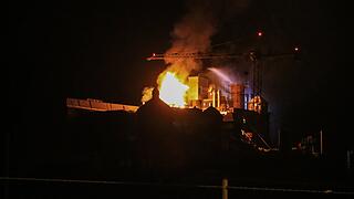 Malzfabrik Weyermann in Bamberg in Flammen: Einsatzkräfte kämpfen stundenlang gegen das Feuer