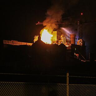 Malzfabrik Weyermann in Bamberg in Flammen: Einsatzkräfte kämpfen stundenlang gegen das Feuer