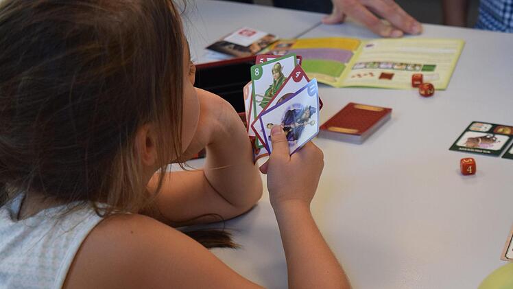 Als mutige Helden kämpfen die Kinder beim Spiel "Dragonwood" gegen allerlei Fantasiewesen. Foto: Daniela Pondelicek