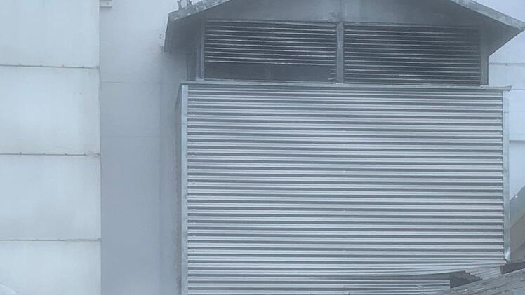 Wirsberg: Brand in Firma sorgt f&uuml;r Gro&szlig;einsatz - Zahlreiche Feuerwehren k&auml;mpfen gegen Flammen