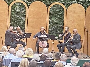 Mit einem virtuosen und abwechslungsreichen Klangspektakel hat das Bamberger Streichquartett die diesjährige Konzertreihe im Schlosspark Unterleinleiter eröffnet.